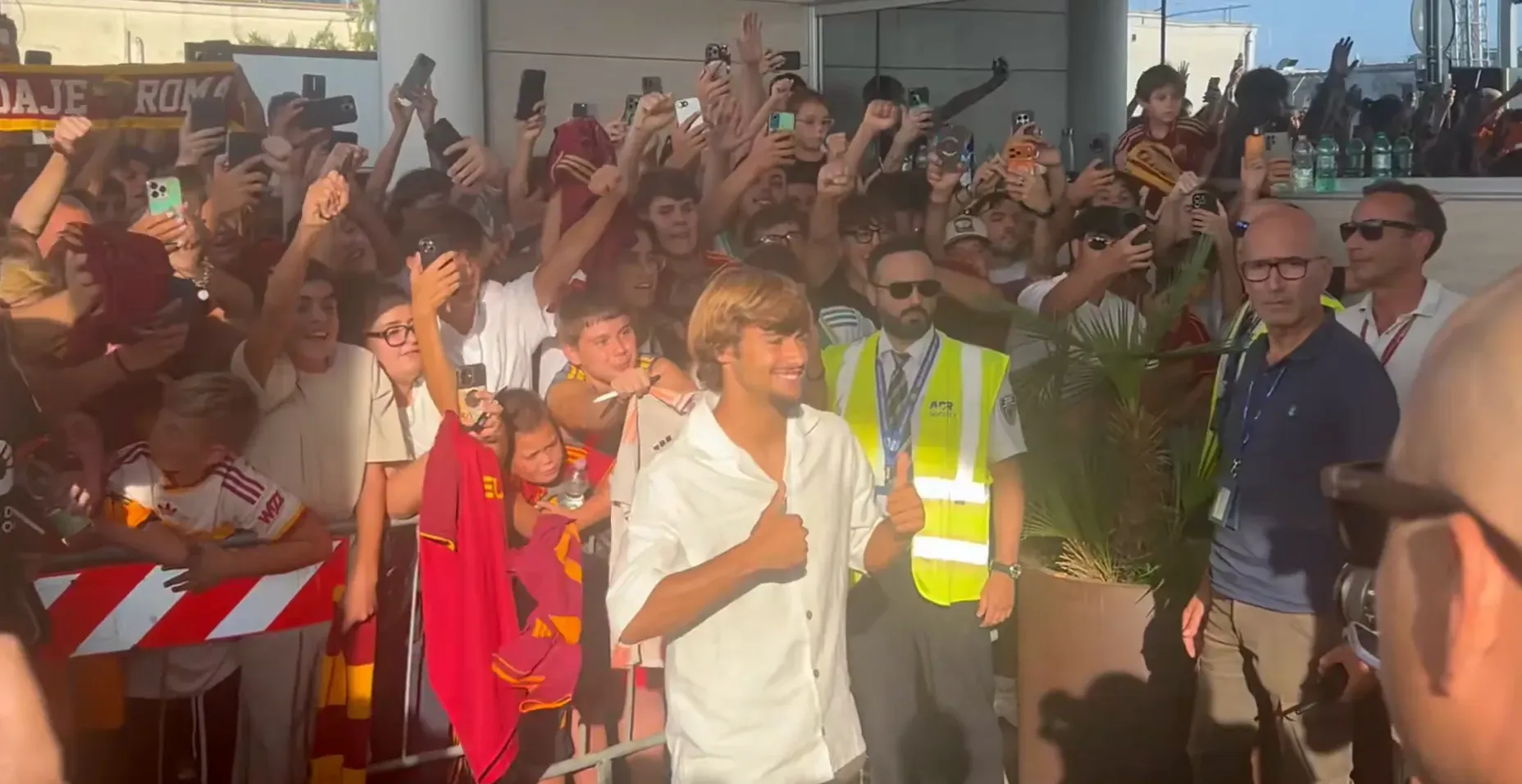Euforia em Roma à chegada de Rodrigo Mora